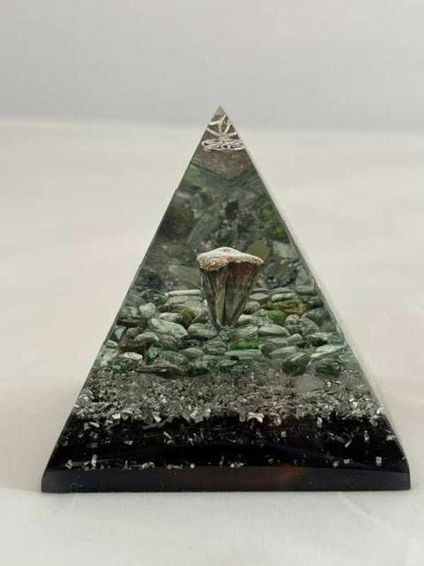 Kleine Nubische Orgonite Piramide Serafiniet ,Dioptaas, Satya Mani Azeztuliet , Shungite,Flower of Life, Herkimerdiamant, Dubbeleinder, Zilver