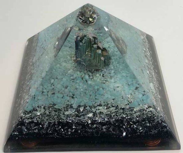 Egyptische Piramide Blauwe Amazoniet Orgonite Bismuth Herkimerdiamant Bladzilver