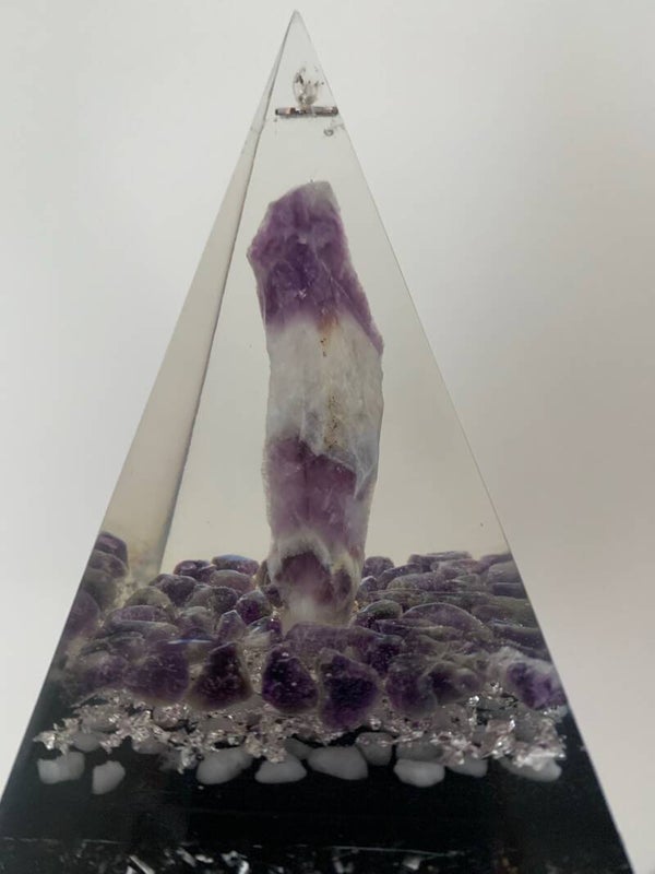 Russische Orgonite Piramide ChevronAmethist Amethist Witte Jade Shungite Levensbloem Herkimerdiamant Dubbeleinder Bladzilver