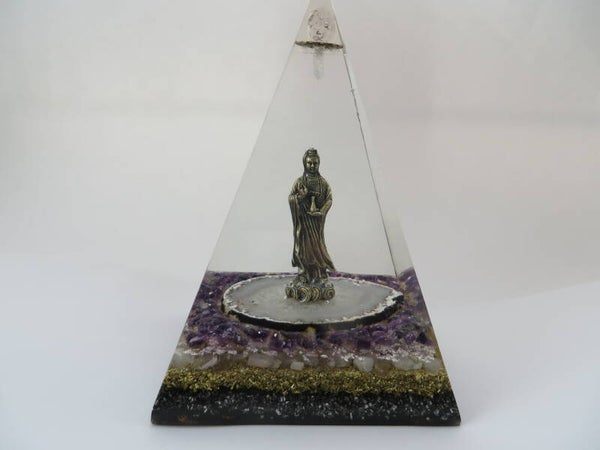 Russische Piramide Agaatplak Amethist Maansteen Zwarte Toermalijn Orgonite Kwan Yin Levensbloem Herkimerdiamant Dubbeleinders Bladzilver  Afmeting 11,5 cmx11,5cm x 18,5 cm