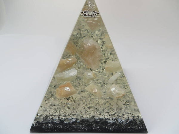 Omschrijving Nubische Piramide Helder Roze calciet  Maansteen Bergkristal Orgonite Levensbloem  Herkimediamant  Dubbeleinders Bladzilver  Afmeting 14x14x15,5 cm