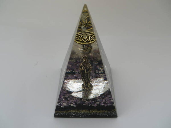 Russische Piramide Amethist Lepidolietschijf Zwarte Toermalijn Orgonite Kwan Yin Lotusbloem Herkimerdiamant Dubbeleinders Bladgoud Bladzilver   Afmeting 8x 8 cm x 13 cm