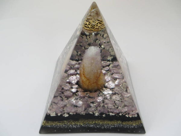 Nubische Piramide AmethistZielskwarts Lepidoliet Zwarte toermalijn  Orgonite Levensbloem Herkimerdiamant Dubbeleinders Bladgoud  Afmeting 12,5x12,5 cm 14 cm