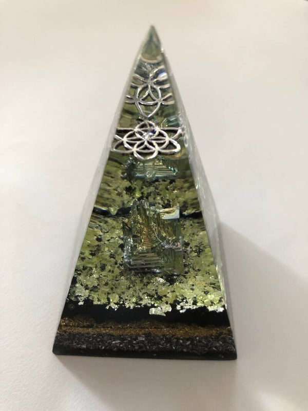Russische Piramide Olivijn Bismuth Zwarte Toermalijn Levensbloem Orgonite  Herkimerdiamant Dubbeleinder Bladzilver  Afmeting 6 x 6cm x 10 cm