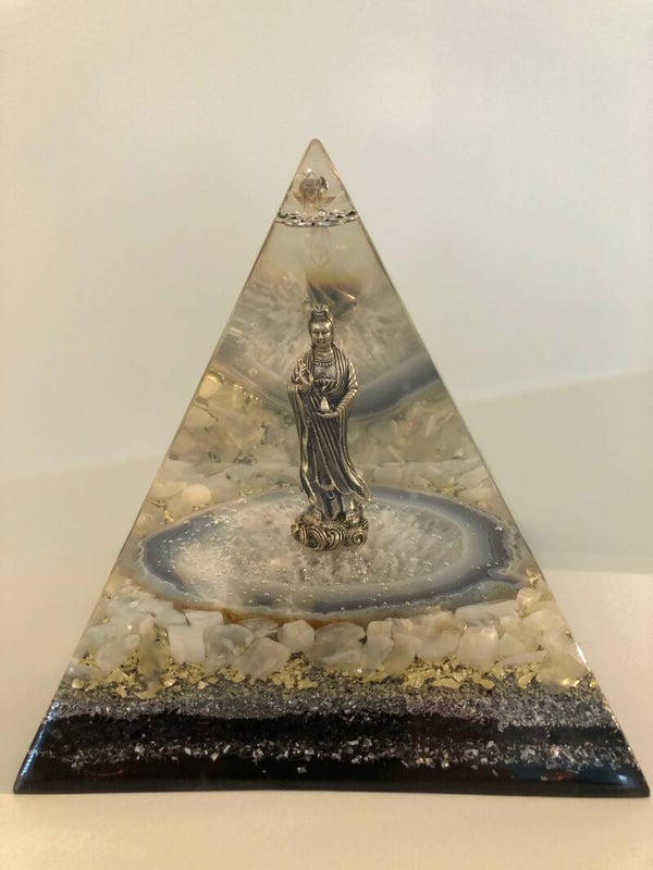 Nubische Piramide KwanYin Agaatplak Maansteen Herkimerdiamant Levensbloem Dubbeleinder Blad- goud en zilver Afmeting 14 x 14 x 15,5 cm