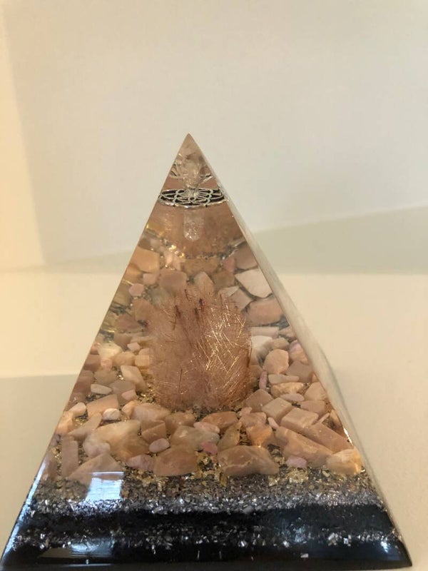 Nubische Piramide Rutielkwarts Roze Maansteen Edel Shungit Orgonite Herkimerdiamant Dubbeleinder Levensbloem Bladzilver Afmeting 11 x 11 x 12 cm