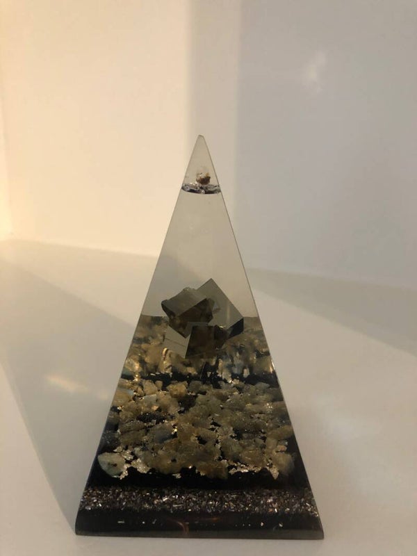 Russische Piramide Labradoriet Orgonite Pyriet Levensbloem Herkimerdiamant Dubbeleinder Bladzilver  Afmeting 7 x 7 cm hoog 11,5 cm