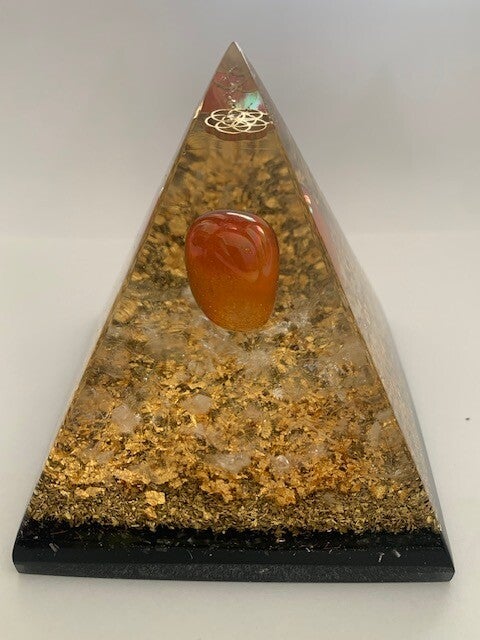 Middel Nubische Orgonite Piramide Golden Aura, Citrien, Bergkristal, Shungite, Flower of Life, Herkimerdiamant, Dubbeleinder, Goud