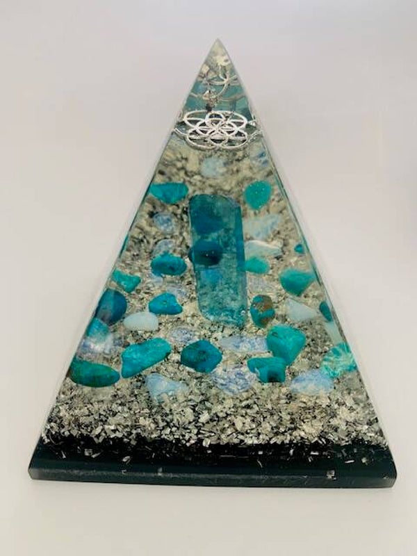 Nubische Orgonite Piramide Aqua Aurakwarts, Chrysocolla, Opaliet, Bergkristal,  Shungite, Flower of Life, Herkimerdiamant, Dubbeleinder, Zilver