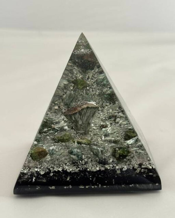 Nubische Orgonite Piramide Serafiniet ,Dioptaas, Satya Mani Azeztuliet , Shungite,Flower of Life, Herkimerdiamant, Dubbeleinder, Zilver