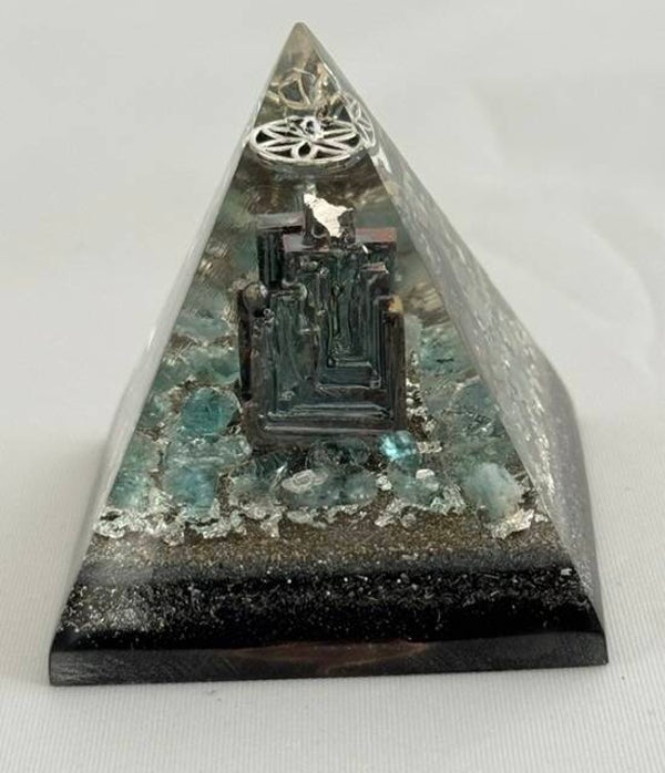 Kleine Nubische Orgonite Piramide Bismuth , Apatiet ,  Shungite, Levensbloem, Herkimerdiamant, Dubbeleinder. Zilver