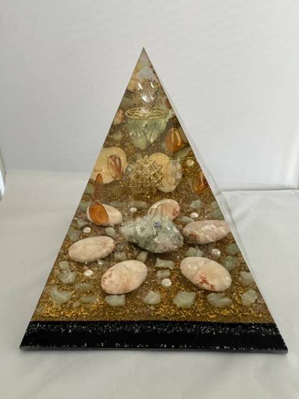 Grote Nubische Orgonite Piramide 3D Heilige Geometrie, Stilbiet, Green Gem Apofyliet, Aquamarijn, Samadhi kwarts, Parel, Shungite, Flower of Life, Herkimerdiamant, Dubbeleinder, Goud