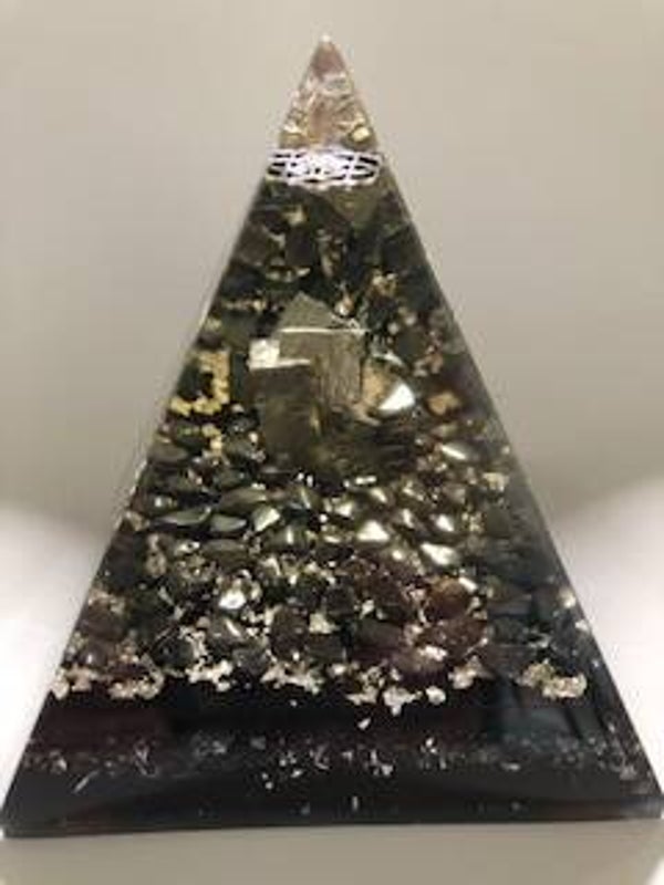 Nubische Orgonite Piramide Pyriet, Hematiet, Bergkristal, Shungite, Levensbloem, Herkimerdiamant, Dubbeleinder, Zilver