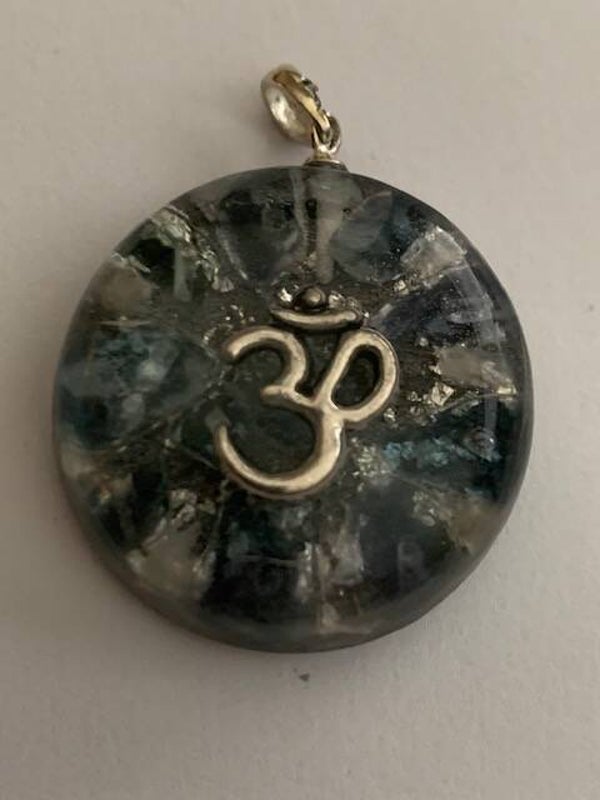 Blauwe fluoriet Herkimerdiamant, dubbeleinder Ohm teken Shungite Orgonite Bladzilver