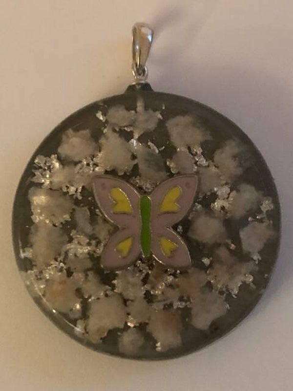Orgonite Hanger Medium Aardbeienkwarts Vlinder Zilver