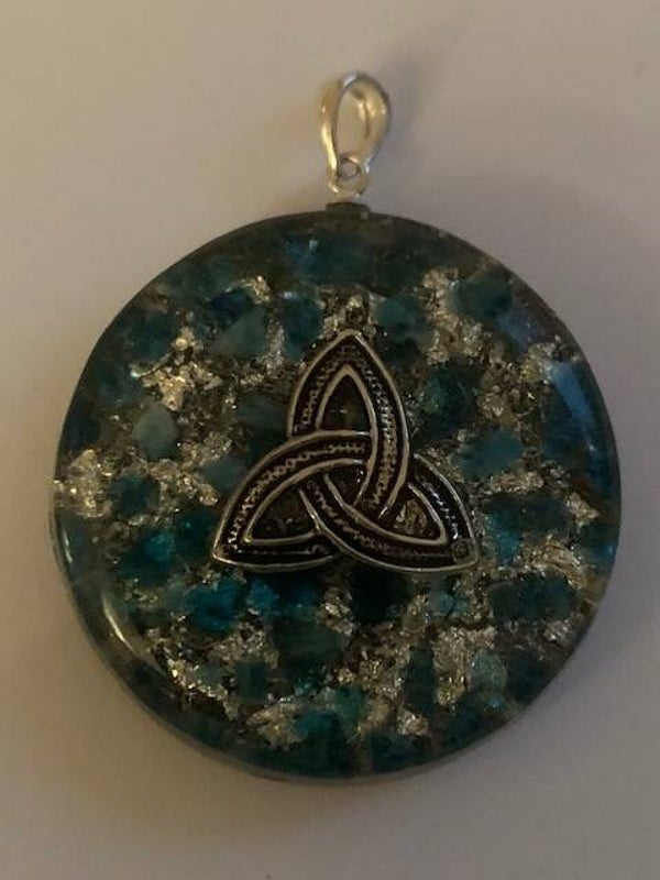 Orgonite Hanger Medium Siberische Blauwe kwarts  Keltische knoop Zilver