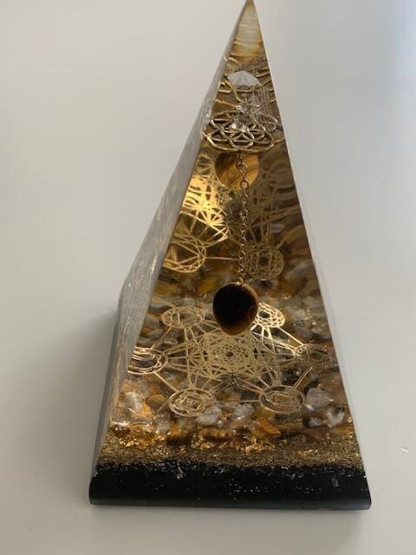 Russische Orgonite Piramide Tijgeroog Ruwe Bergkristal Shungite Kubus van Metatron met Chakramandala’s Levensbloem  Herkimerdiamant Dubbeleinder Bladgoud