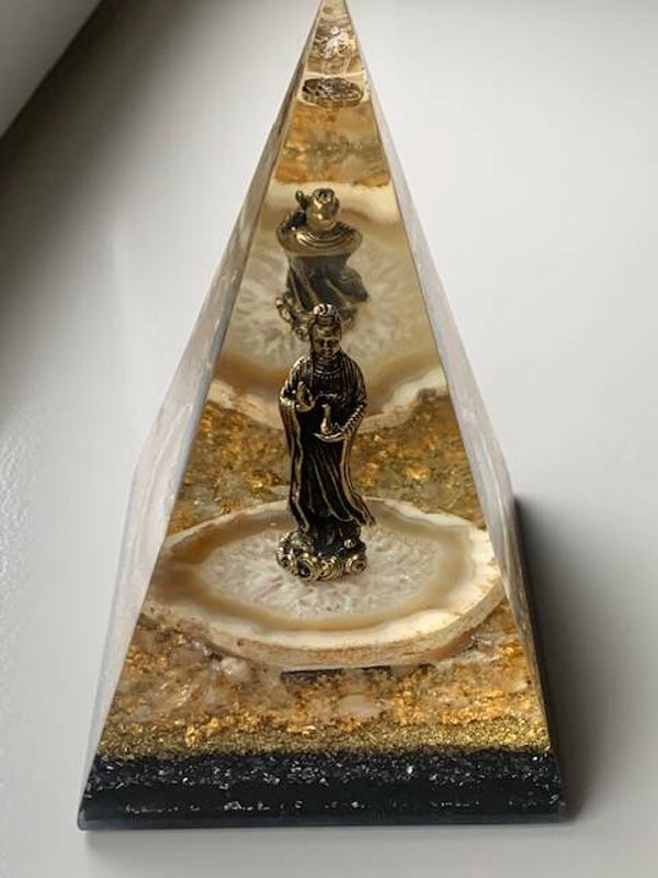 Russische Orgonite Piramide Kwan Yin, Agaatplak, Citrien ,Azeztuliet, Flower of Life, Shungite, Herkimerdiamant, Dubbeleinder, Goud