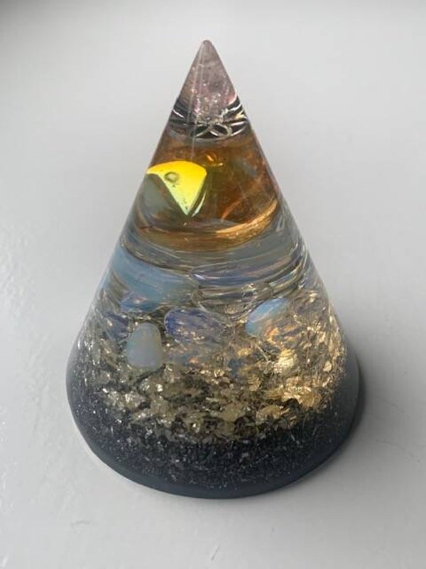 Orgonite Kegel of conus Golden Aura Kwarts, Opaliet, Satya Mani Azeztuliet, Flower of Life, Shungite, Herkimeriamant, Dubbeleinder, Zilver