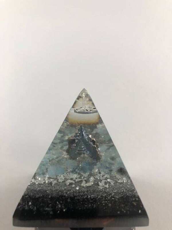 Kleine Nubische Orgonite Piramide Bismuth Aquamarijn Shungite Herkimerdiamant Dubbeleinder Zilver