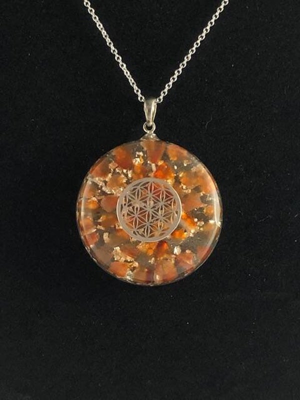 Orgonite hanger Medium Bloedcarneool Flower of Life Bladzilver M16