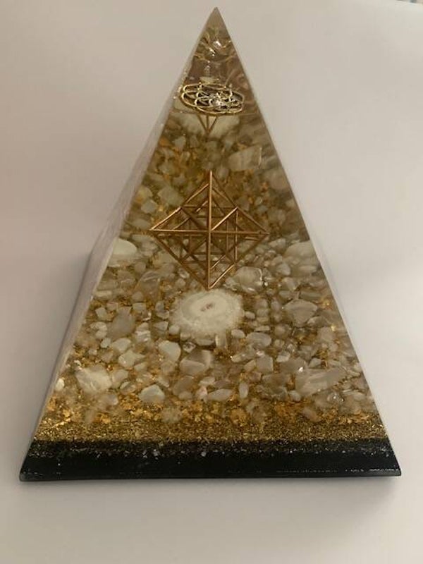 Nubische Orgonite Piramide *SterTetraeder *Solarkwarts *Maansteen *Berkristal *SatiaMani Azeztuliet  *Shungite*Flower Of Life* Herkimerdiamant *Dubbeleinder *Goud