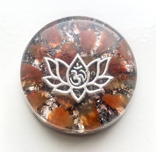 Kleine Orgonite Buster Carneool, Lotus met Ohm teken, Shungite, Herkimerdiamant Dubbeleinder, Zilver