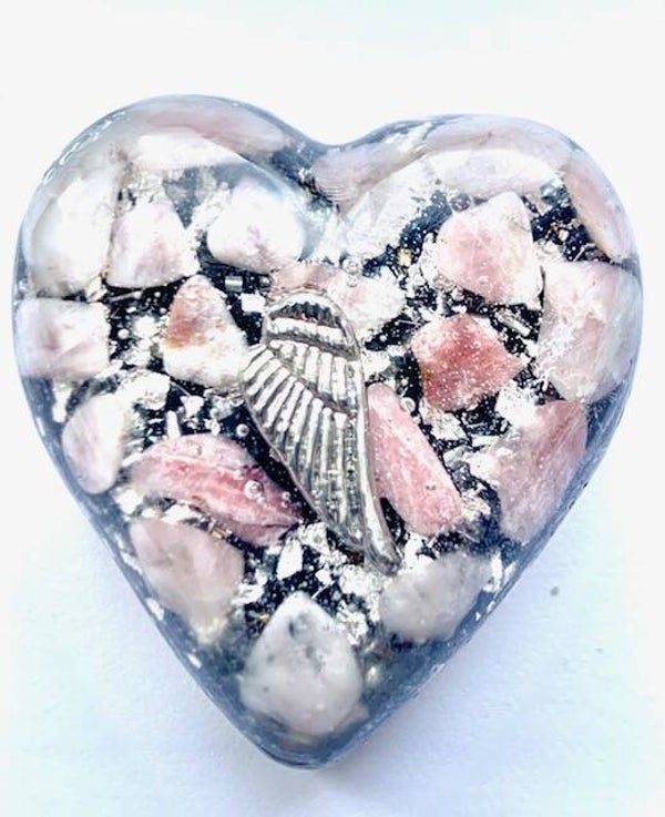 Orgonite Hartje Aardbeienkwarts, Vleugel, Shungite, Herkimerdiamant, Dubbeleinder, Zilver
