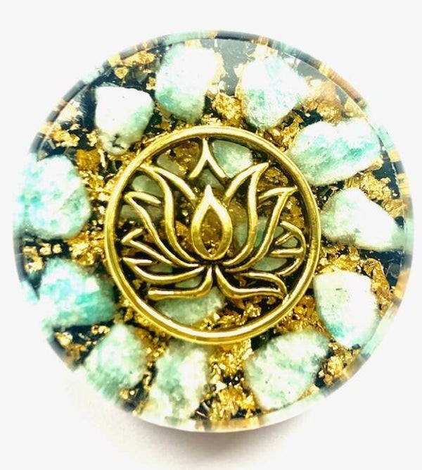 Kleine Orgonite Buster Azumar, Lotusbloem,  Shungite, Herkimerdiamant, Dubbeleinder,  Goud