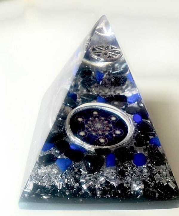 Kleine Nubische Orgonite Piramide Metatron, Lapis Lazuli, Zwarte Toermalijn, Satya Mani Azeztuliet, Shungite, Seed of Life, Herkimerdiamant, Dubbeleinder, Zilver