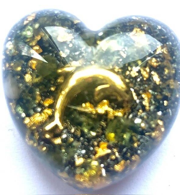 Orgonite Mini Hartje Olivijn/Peridoot, Dolfijn, Shungite, Herkimerdiamant, Dubbeleinder, Goud
