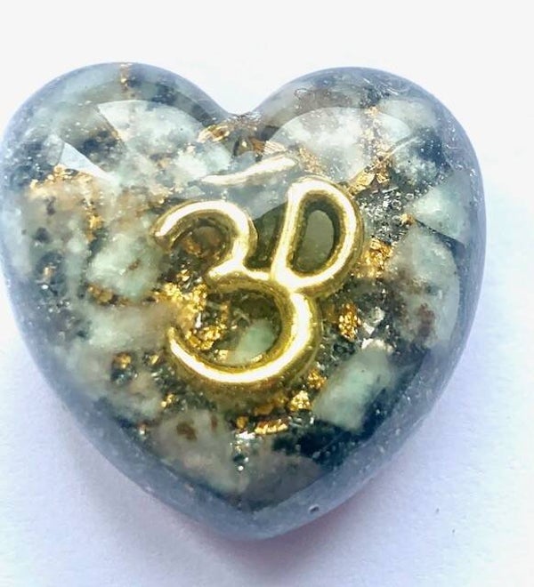 Orgonite Mini Hartje Kiwi Jaspis, Ohm teken, Shungite, Herkimerdiamant, Dubbeleinder, Goud