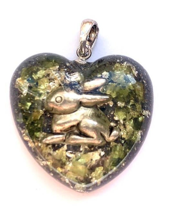 Hanger Orgonite Mini Hartje Olivijn/Peridoot, konijntje,  Shungite, Herkimerdiamant, Dubbeleinder, Zilver