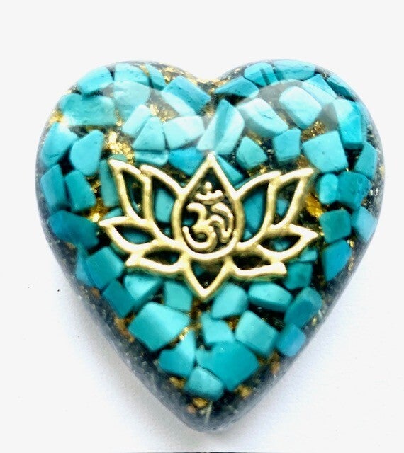 Orgonite Hartje Blauwe Howliet, Lotusbloem met Ohmteken, Shungite, Herkimerdiamant, Dubbeleinder, Goud