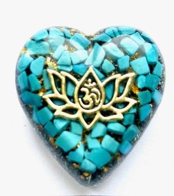 Orgonite Hartje Blauwe Howliet, Lotusbloem met Ohmteken, Shungite, Herkimerdiamant, Dubbeleinder, Goud