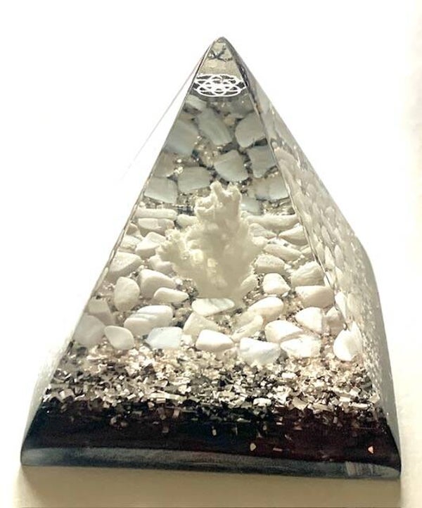 Nubische Orgonite Piramide Witte Aragoniet, Blue Lane Agaat, Satya Mani Azeztuliet, Samadhi kwarts, Shungite, Flower of Life, Herkimerdiamant, Dubbeleinder, Zilver