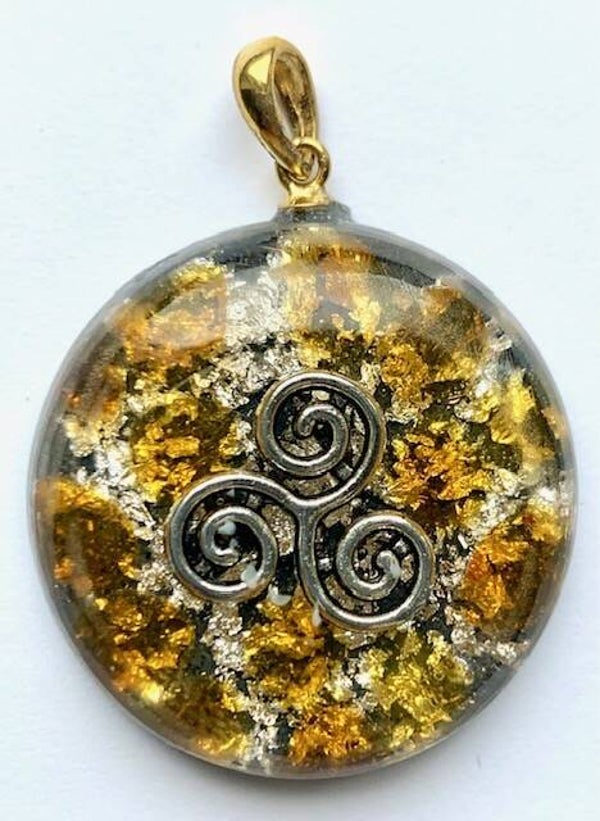 Kleine Orgonite Hanger Amber/Barnsteen, Triskelion, Shungite, Herkimerdiamant, Goud #23