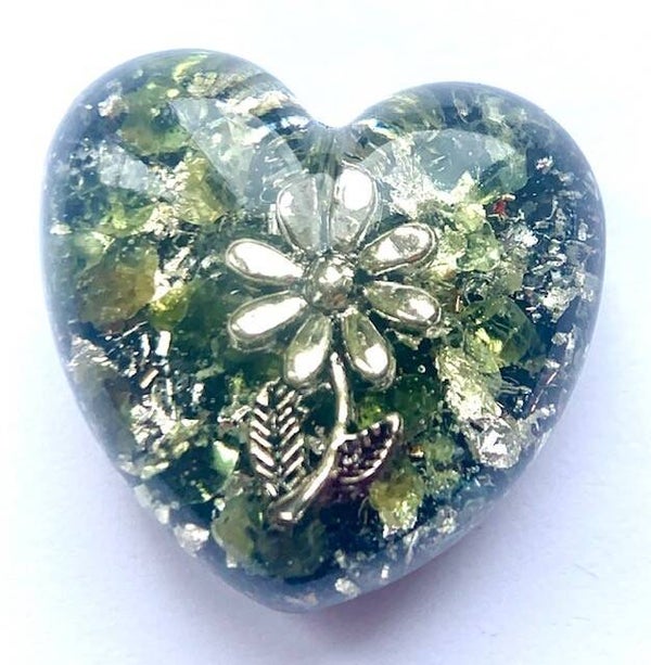 Orgonite Mini Hartje Olivijn/Peridoot, Bloem, Shungite, Herkimerdiamant, Dubbeleinder, Zilver