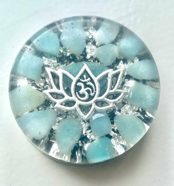 Kleine Orgonite Buster Azumar, Lotus met Ohm teken, Shungite, Herkimerdiamant, Dubbeleinder, Zilver