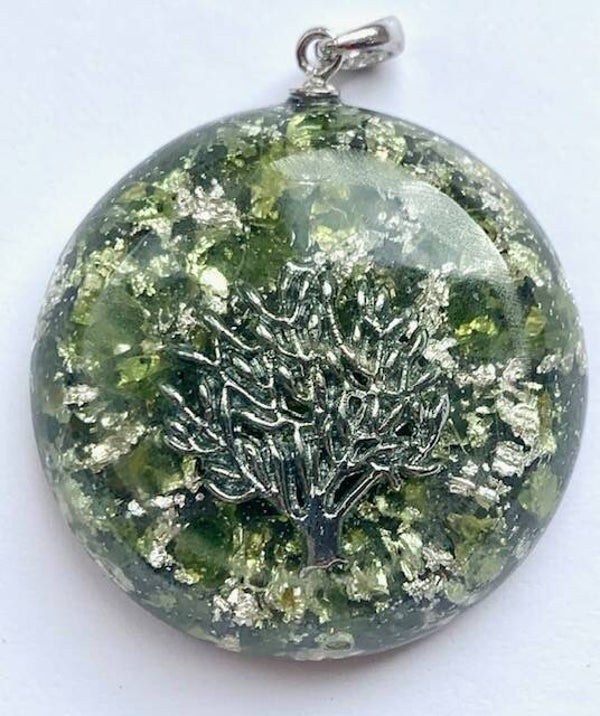 Middenmaat Orgonite Hanger Peridoot/Olivijn. Levensboom, Shungite, Herkimerdiamant, Zilver #M1