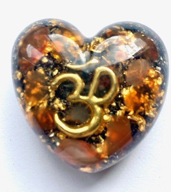 Orgonite Mini Hartje Carneool, Shungite, Ohmteken, Herkimerdiamant, Dubbeleinder, Goud