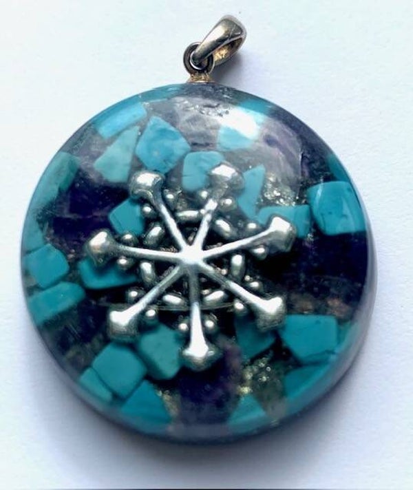 Kleine Orgonite Hanger Howliet, Gouden Driehoek, IJskristel, Shungite, Herkimerdiamant Zilver #31