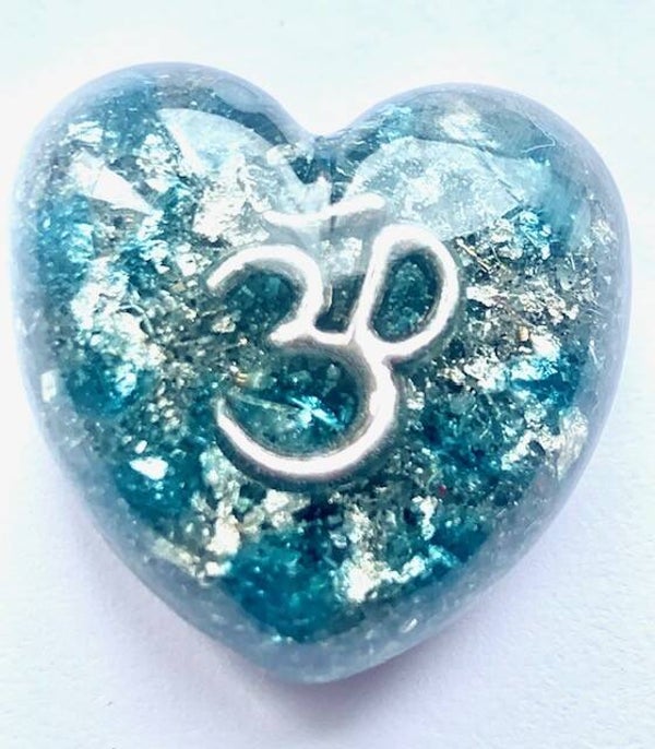 Orgonite Mini Hartje Siberisch Blue Andara, Ohm teken, Shungite, Herkimerdiamant, Dubbeleinder, Zilver