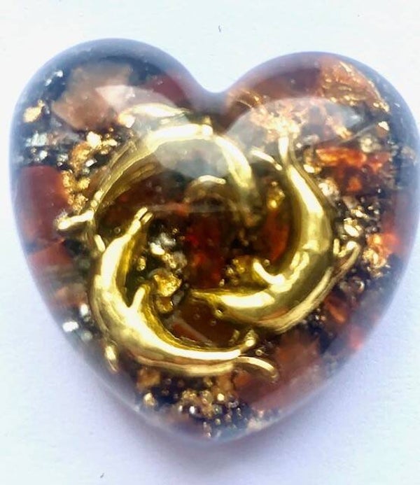 Orgonite Mini Hartje Carneool, Dolfijntjes, Shungite, Herkimerdiamant, Dubbeleinder, Goud
