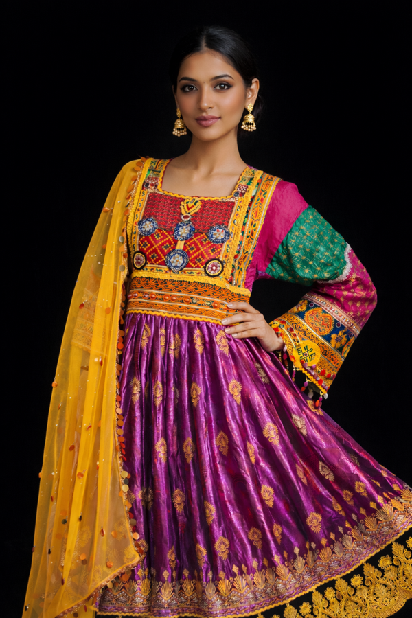 Eksklusiv håndbrodert festkjole med tradisjonelle detaljer