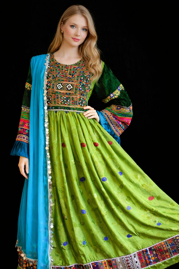 Tradisjonell afghansk kjole med håndbroderte detaljer