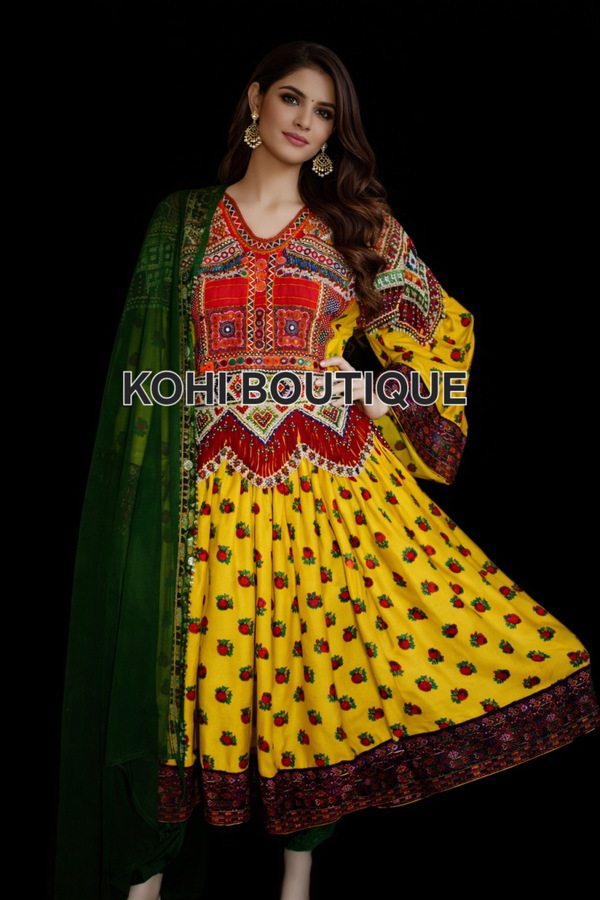 Eksklusiv håndbrodert kjole med tradisjonelle detaljer