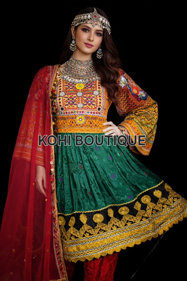 Håndbrodert festkjole med tradisjonelle detaljer