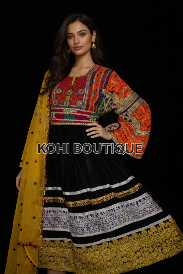 Håndbrodert festkjole med tradisjonelle detaljer