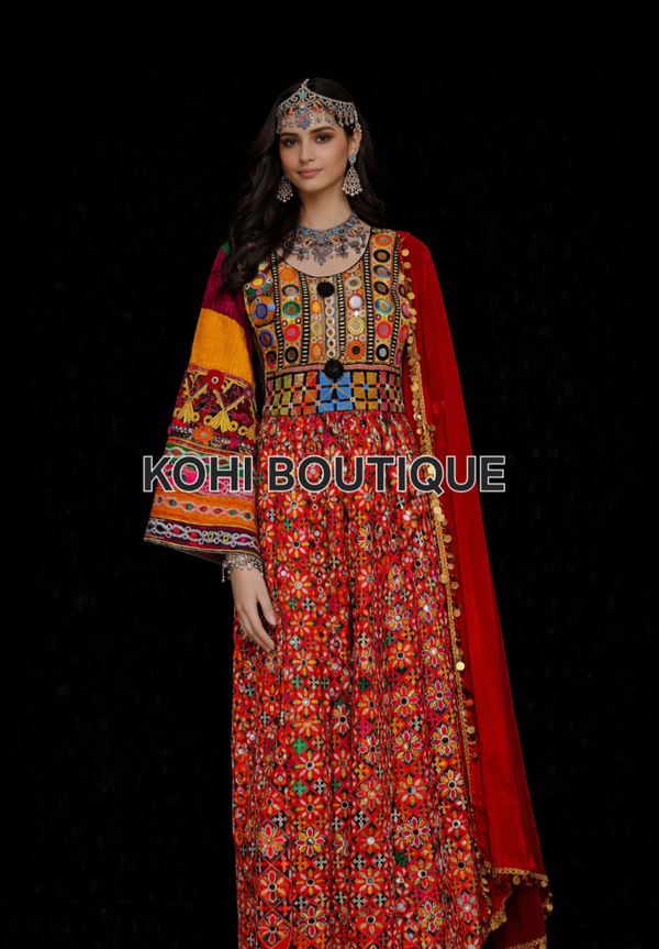 Håndbrodert festkjole med tradisjonelle detaljer